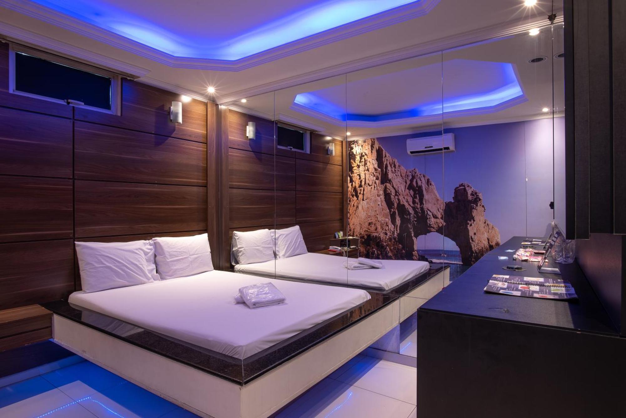 Love hotel Fantasy 2 3*